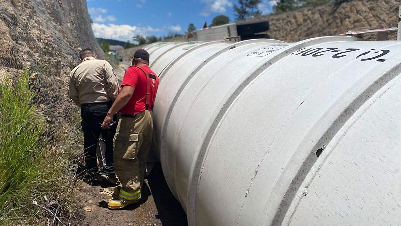 Vuelca pipa de doble remolque en la supercarretera Durango-Mazatlán